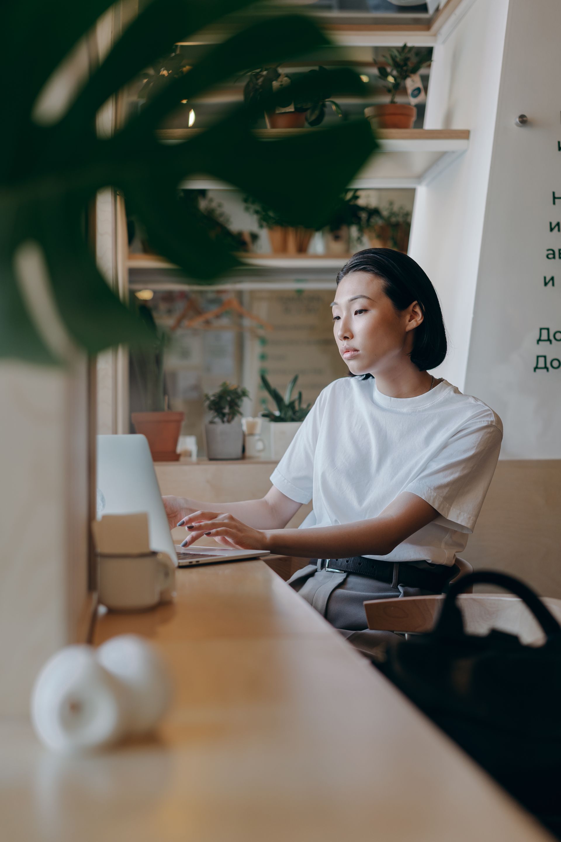專業女性使用筆電工作