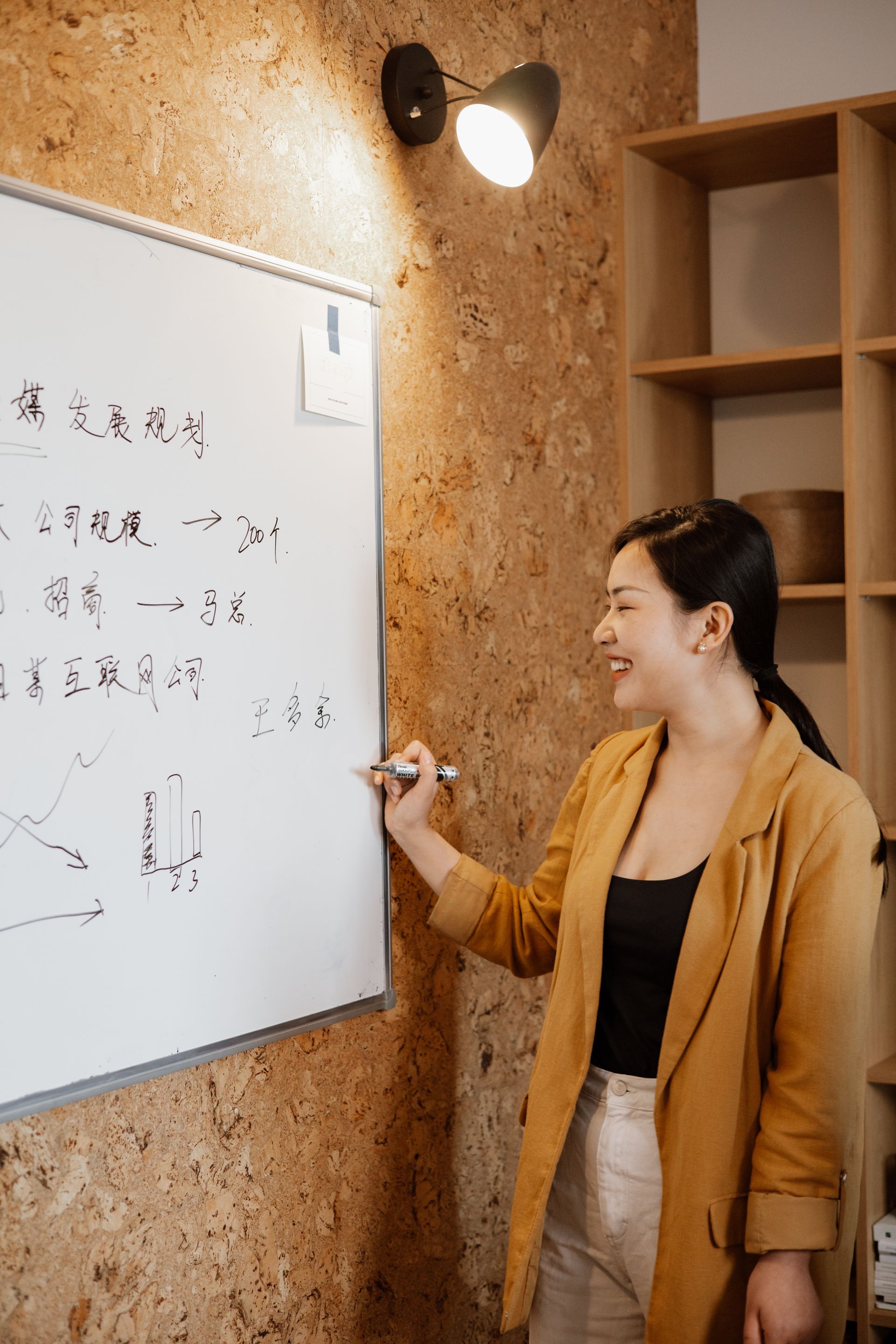 女性講師在白板前進行簡報